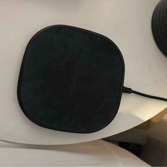 Mophie wireless charging pad - Picture 2 of 2